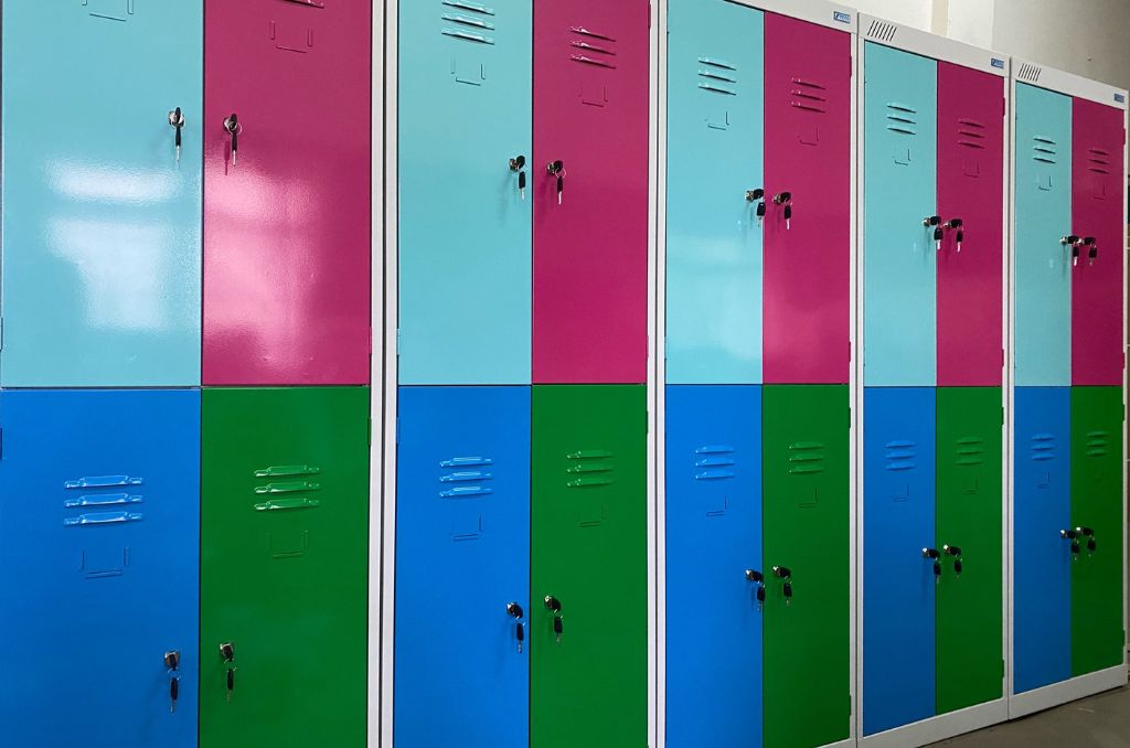 Цветные гардеробные шкафы