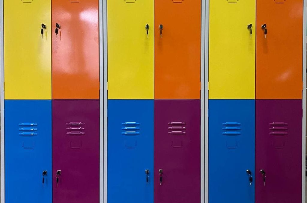 Яркие шкафы для раздевалок