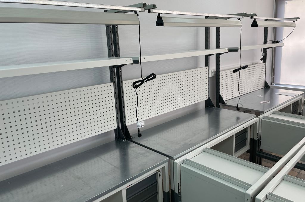 Оснащение производственного участка рабочими верстаками